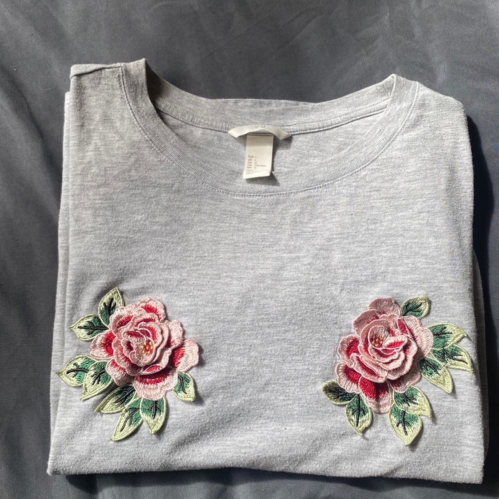 Floral appliqué tee